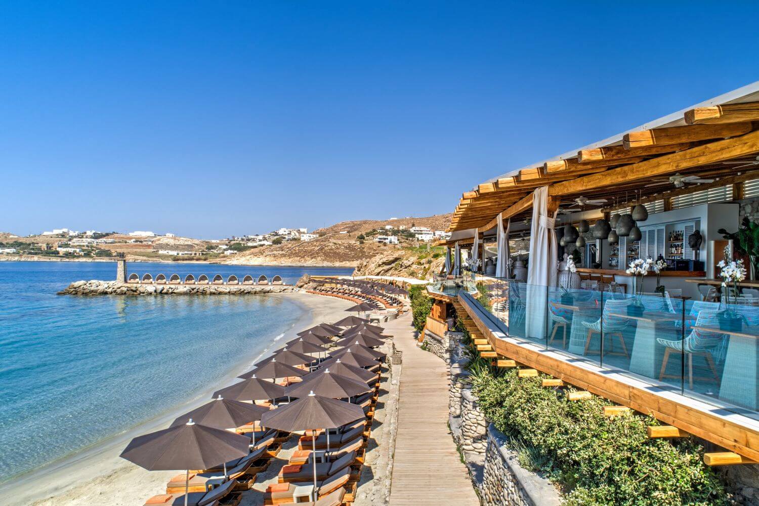 santa-marina-mykonos-familienluxusreisen-terrasse-strand