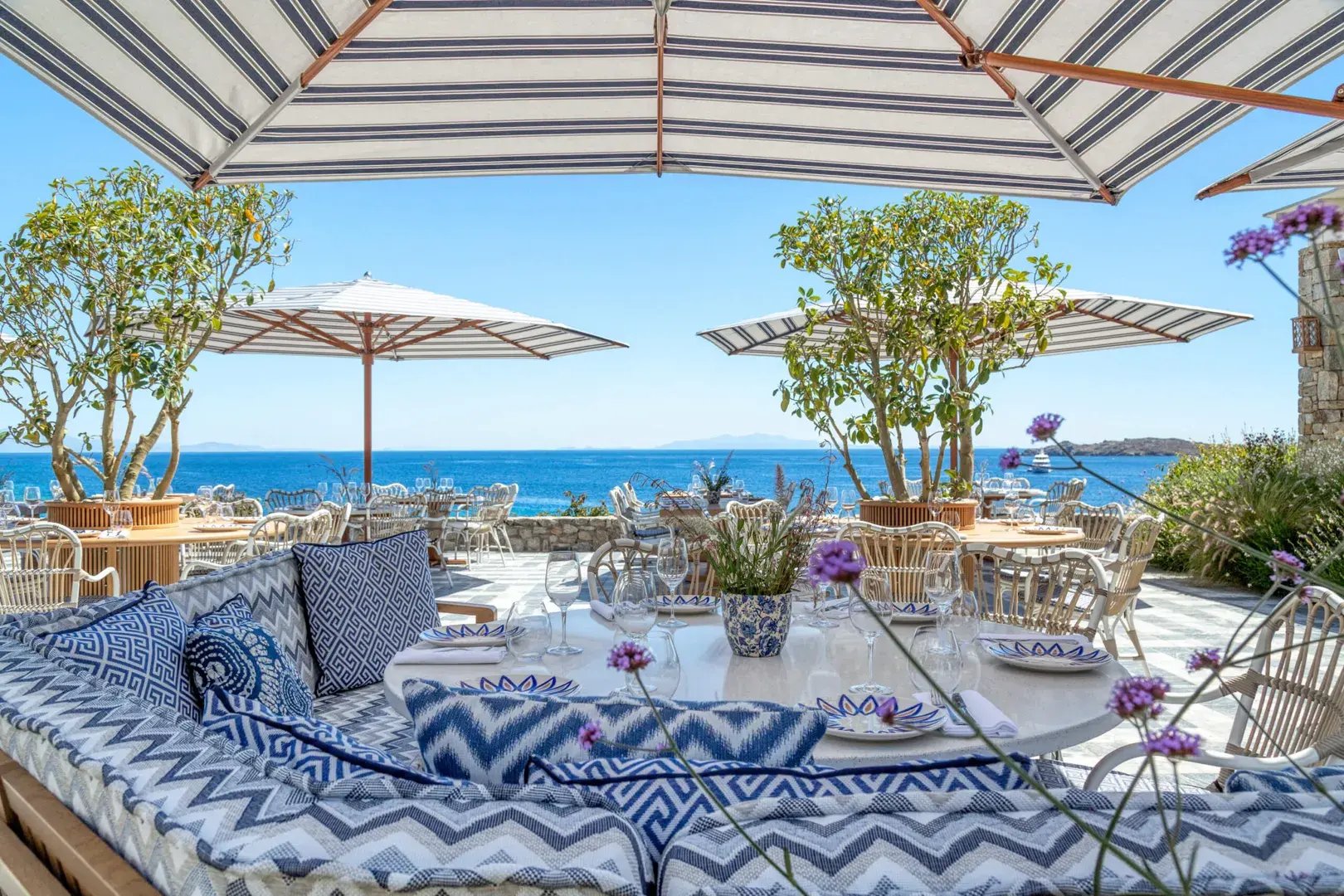 santa-marina-mykonos-griechenland-beach-restaurant-meerblick-familienfreundlich-exklusiv