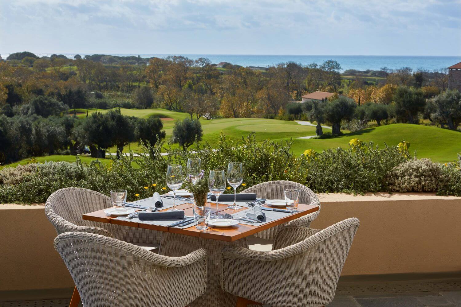 the-romanos-familienluxusreisen-esstisch-ausblick