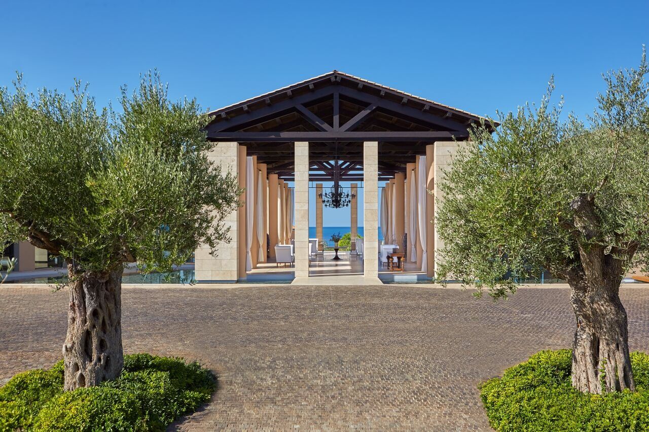 the-romanos-familienluxusreisen-hotel-frontansicht