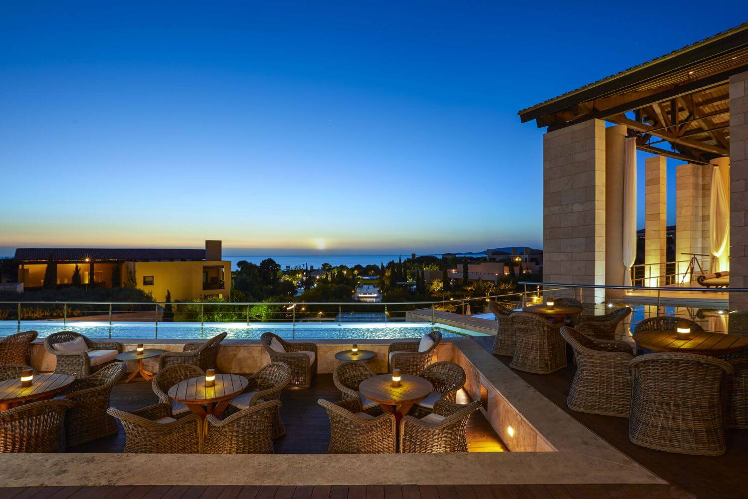the-romanos-familienluxusreisen-restaurant-abendstimmung
