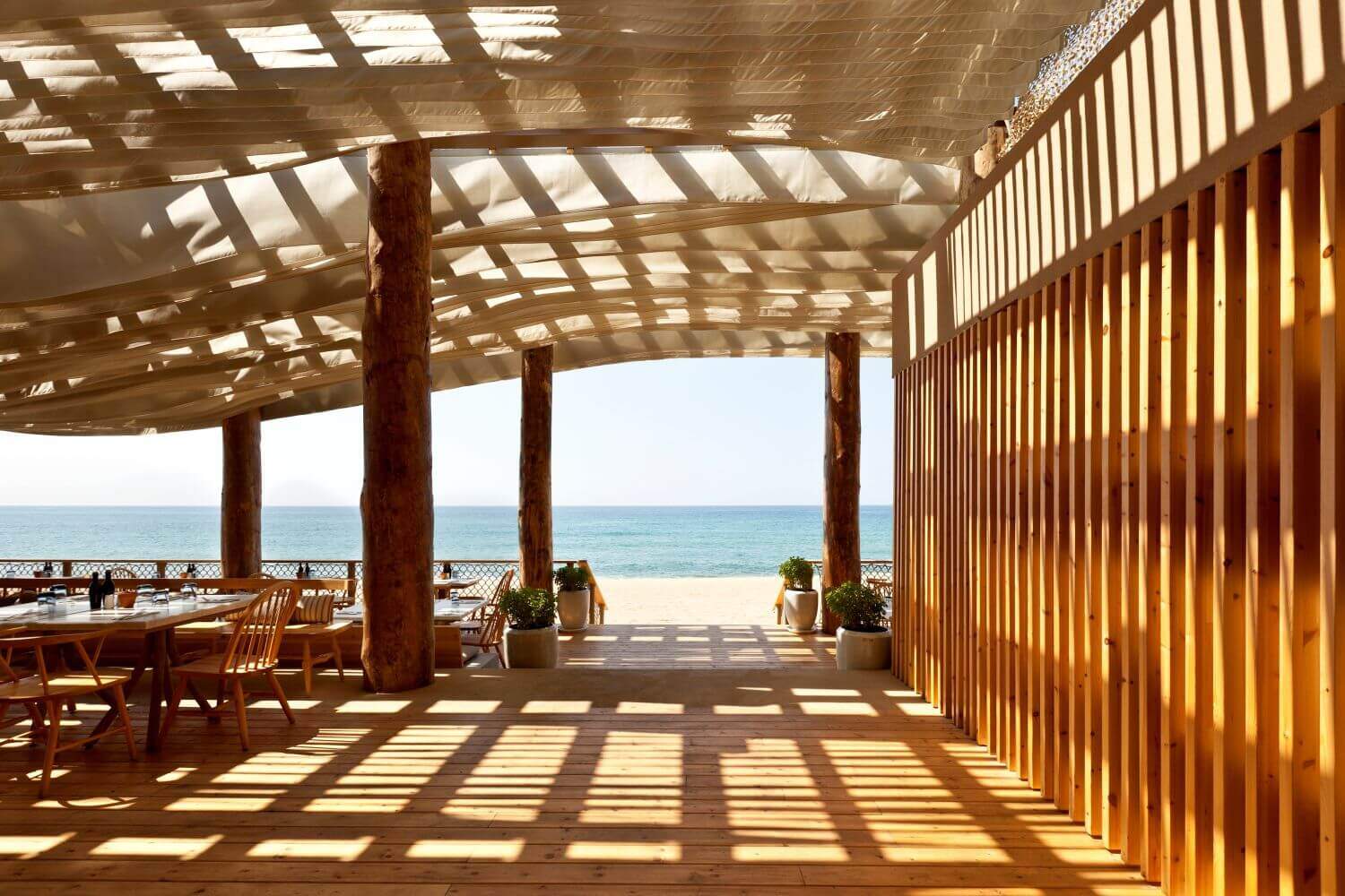 the-romanos-familienluxusreisen-restaurant-am-meer