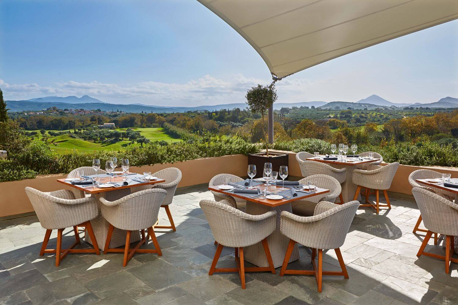 the-westin-resort-costa-navarino-familienluxusreisen-restaurant-ausblick