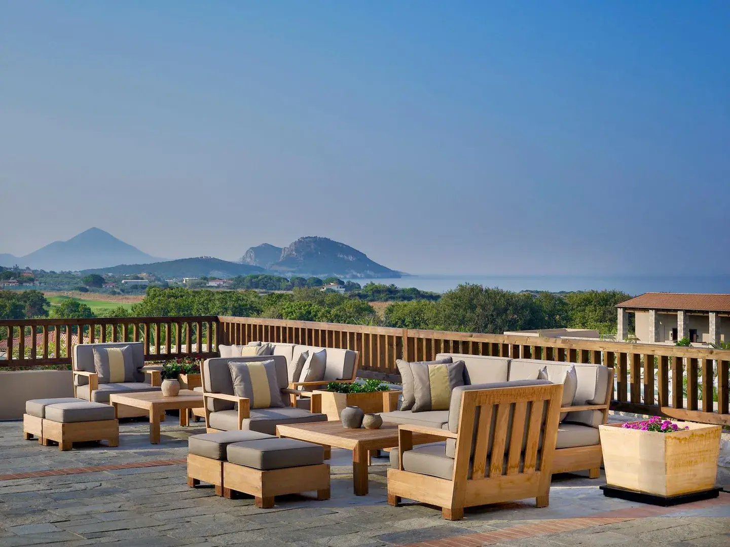 the-westin-resort-costa-navarino-peloponnes-griechenland-bar-meerblick-exklusiv-familienorientiert