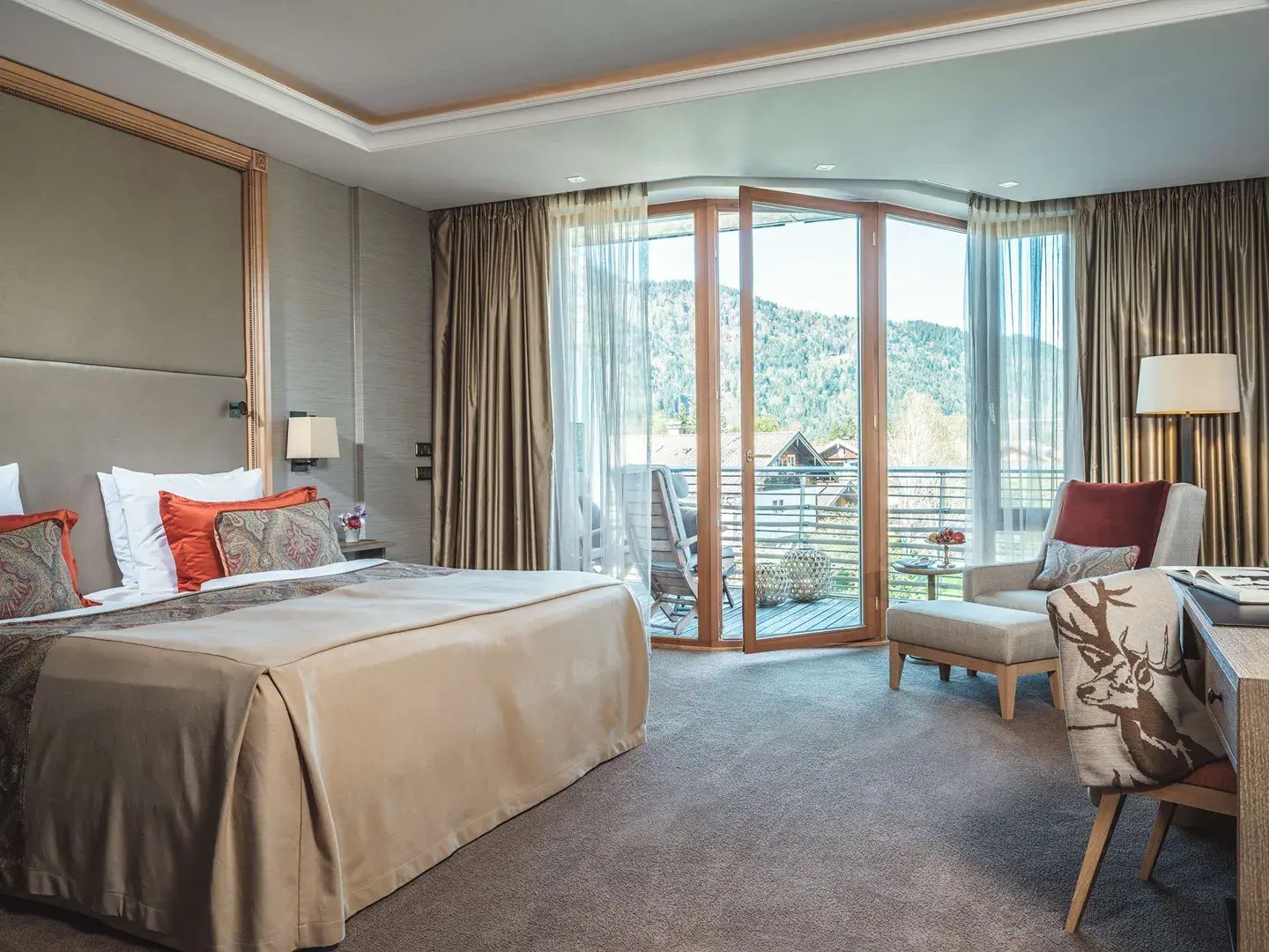althoff-seehotel-ueberfahrt-deutschland-rottach-egern-schlafzimmer-familiengeeignet-luxurios