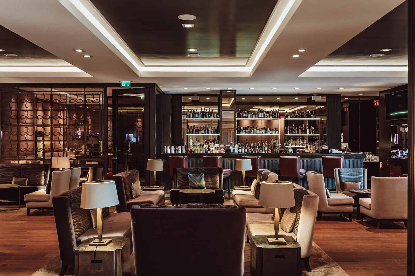 althoff-seehotel-überfahrt gemütliche Bar in dunklen Tönen