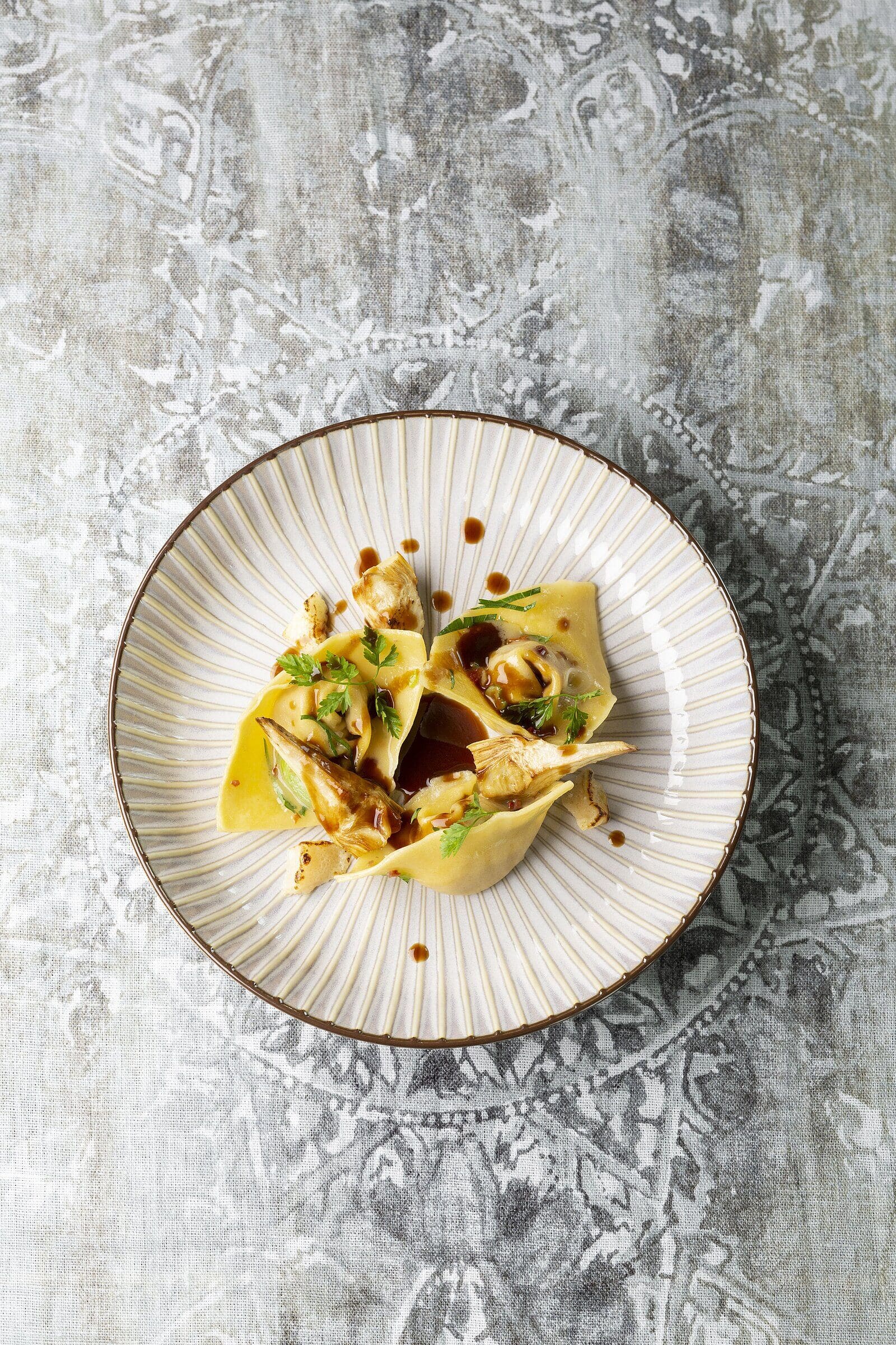 csm_althoff-seehotel-ueberfahrt-restaurant-il-barcaiolo-food_Ravioli_con_spalla_di_vitello_e_carciofi_Ravioli_mit_geschmorter_Kalbschulter_gefuellt_mit