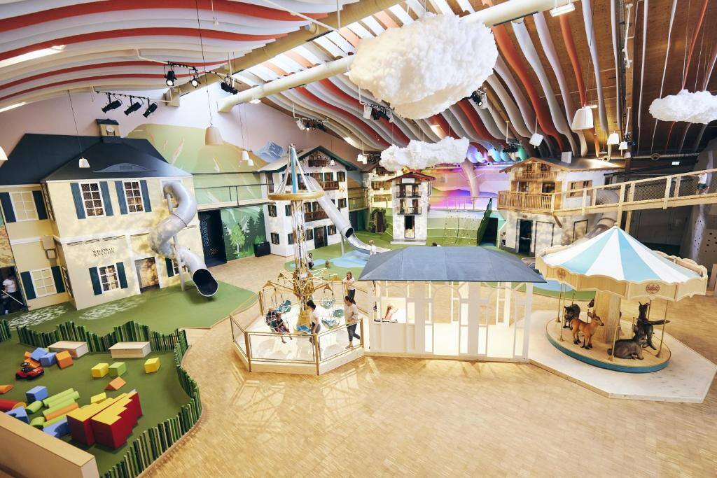 bachmair-weissach-tegernsee-deutschland-familienluxusreisen-kidsclub-halle