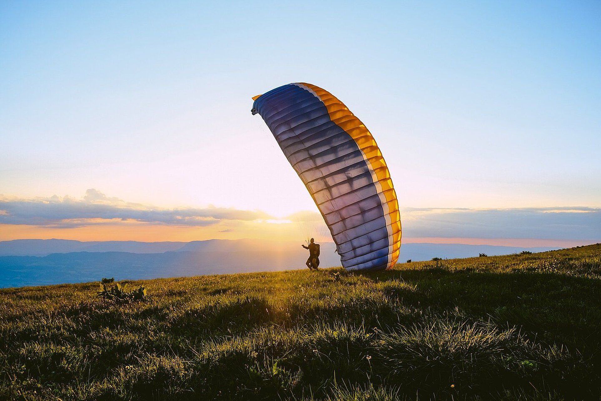 Paragliding bei Sonnenuntergang