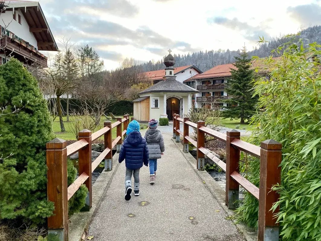 Kinder laufen im Garten des Bachmair Weissach