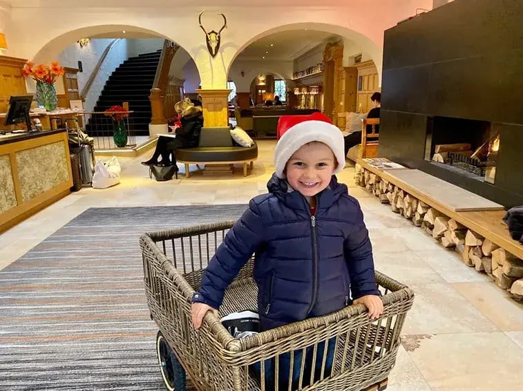 Kind im Korb in der Lobby des Bachmair Weissach