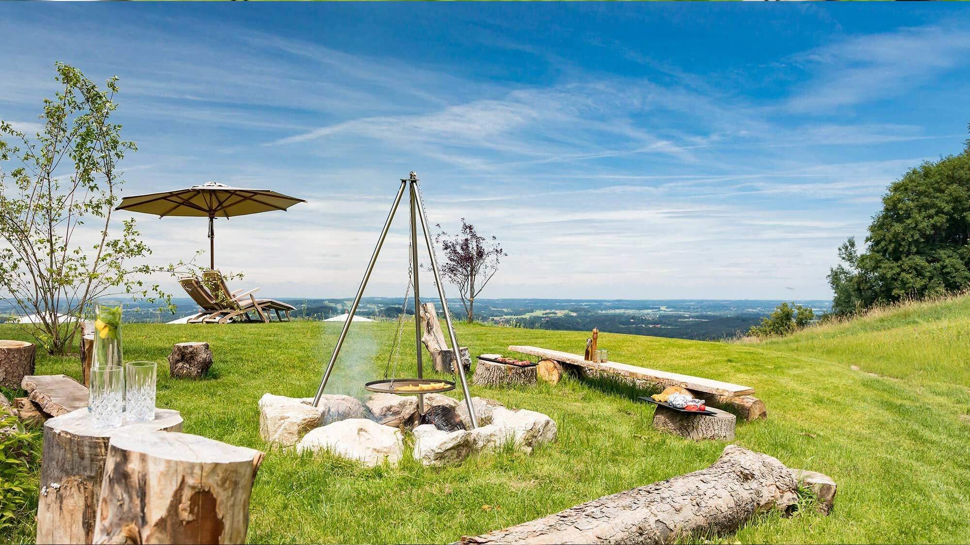 Grillplatz_chiemsee_chalet_wiese_sommer_grill_baenke-1