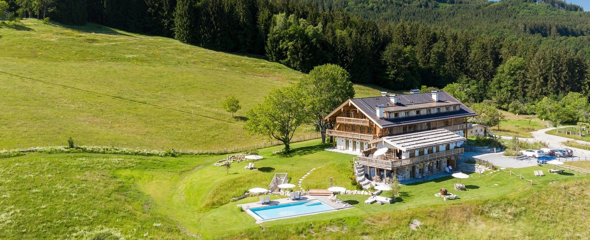 bearbeitet Aussenanlage-Chiemsee-Chalet-vor-Riesenberg-Hochries