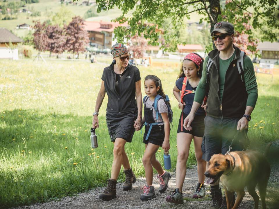 Gut Steinbach Familie beim Wandern