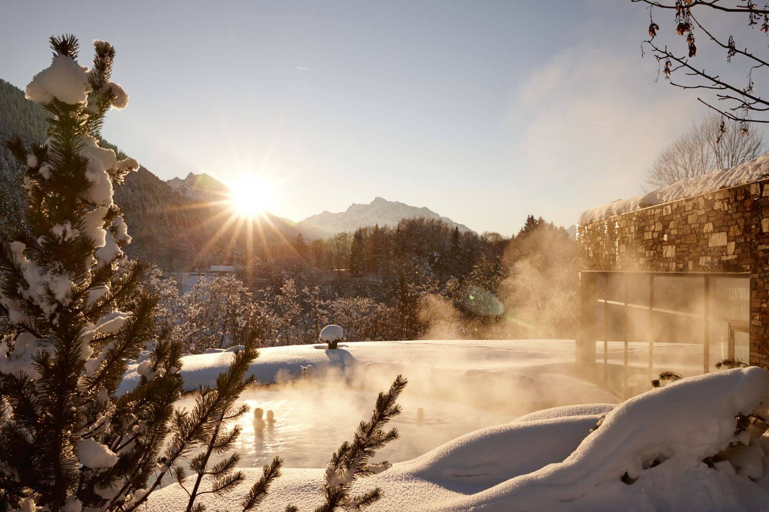 kempinski-hotel-berchtesgarden-familienluxusreisen-pool-winter