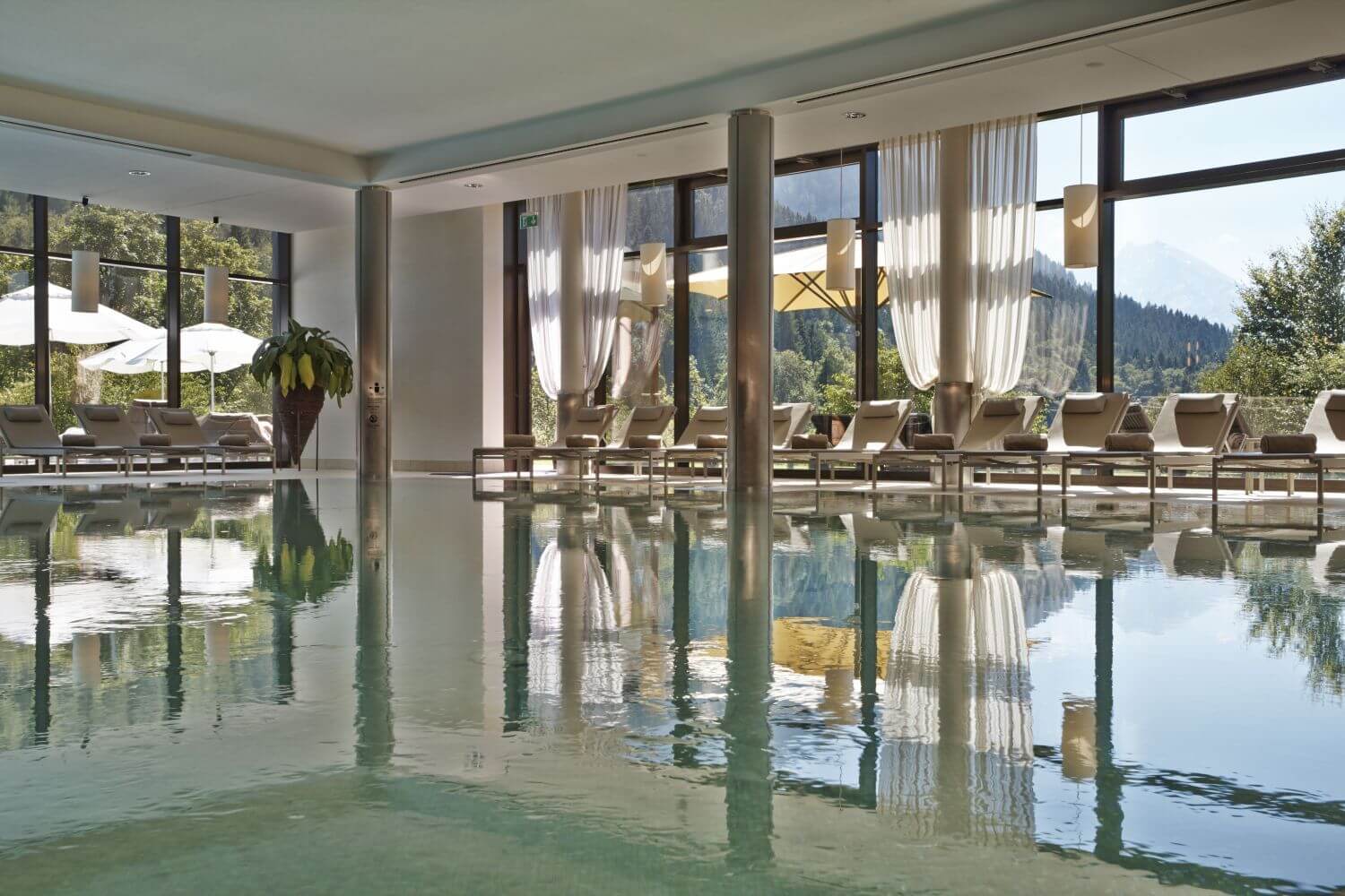 kempinski-hotel-berchtesgarden-familienluxusreisen-pool