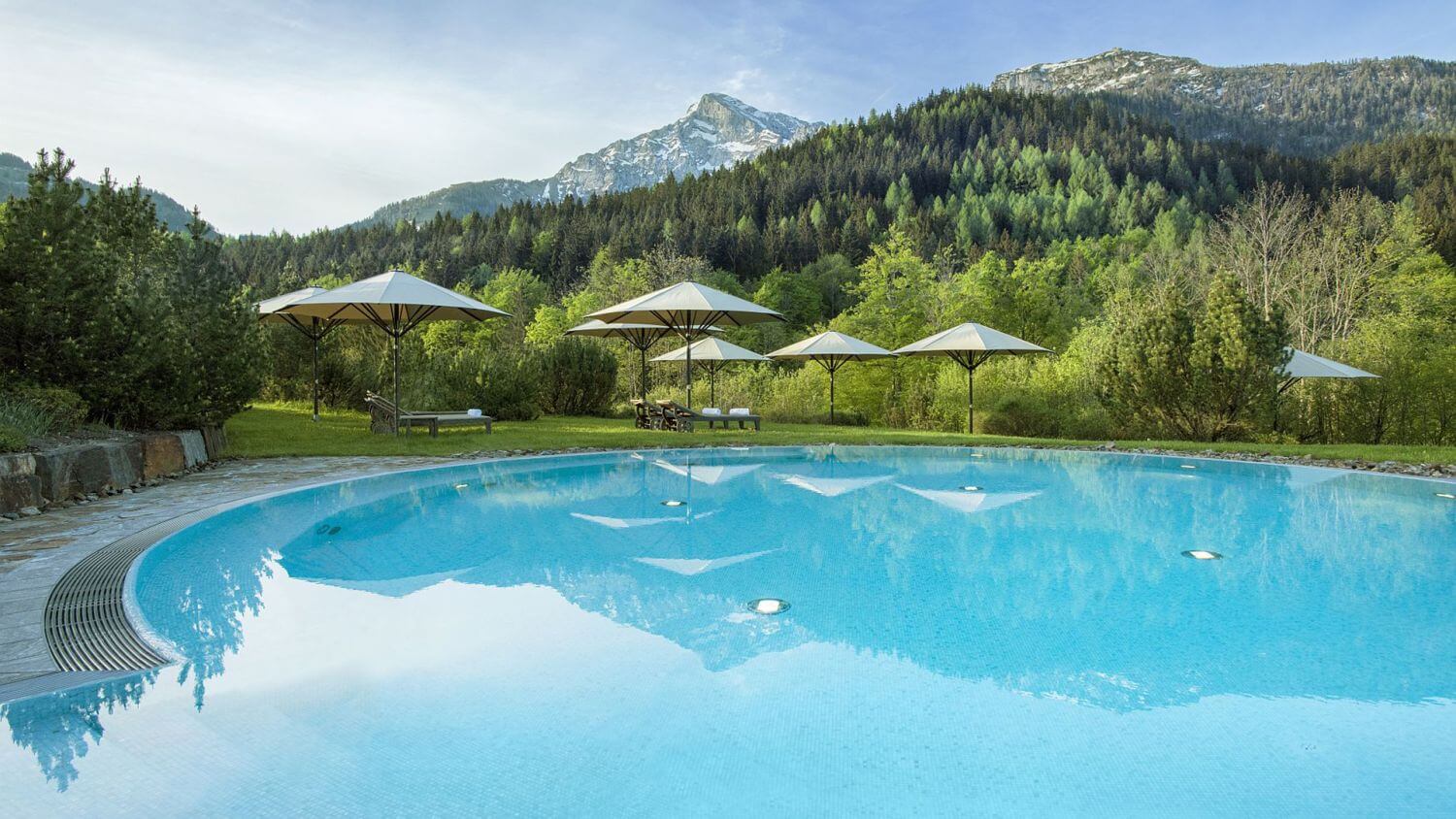 kempinski-hotel-berchtesgarden-familienluxusreisen-pool2