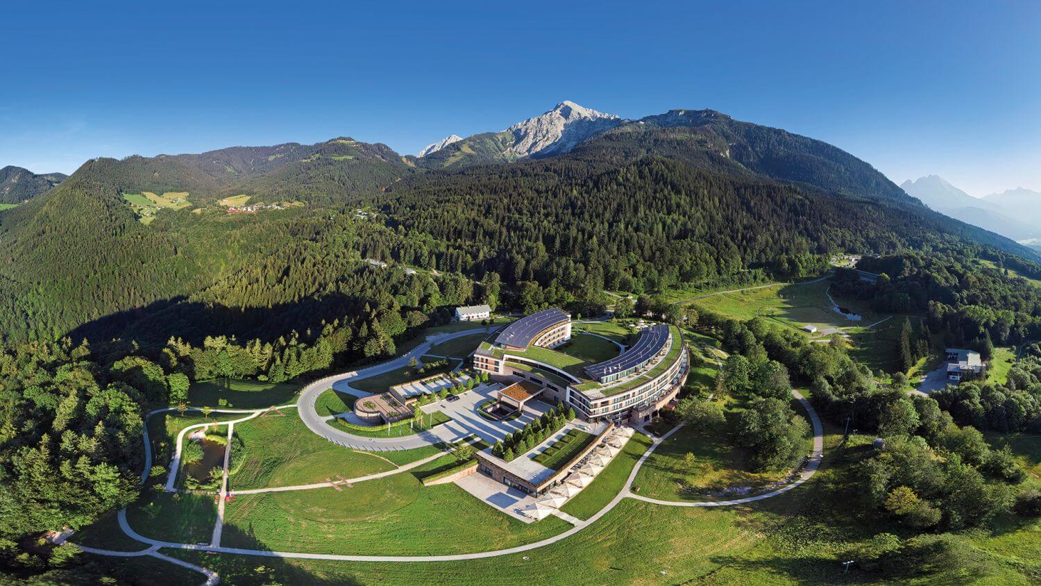 kempinski-hotel-berchtesgarden-familienluxusreisen-vogelperspektive1