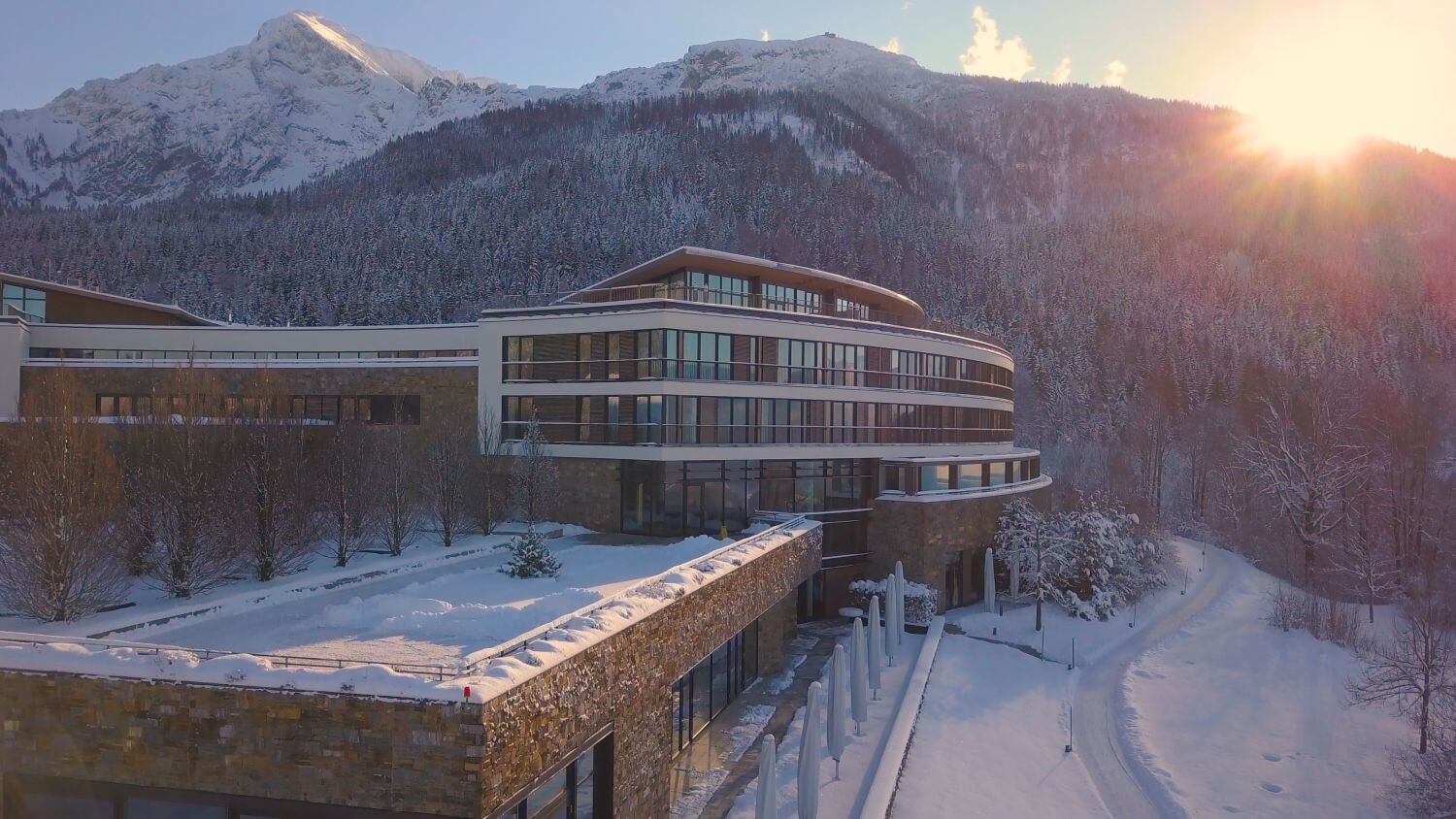 kempinski-hotel-berchtesgarden-familienluxusreisen-winter-sonne