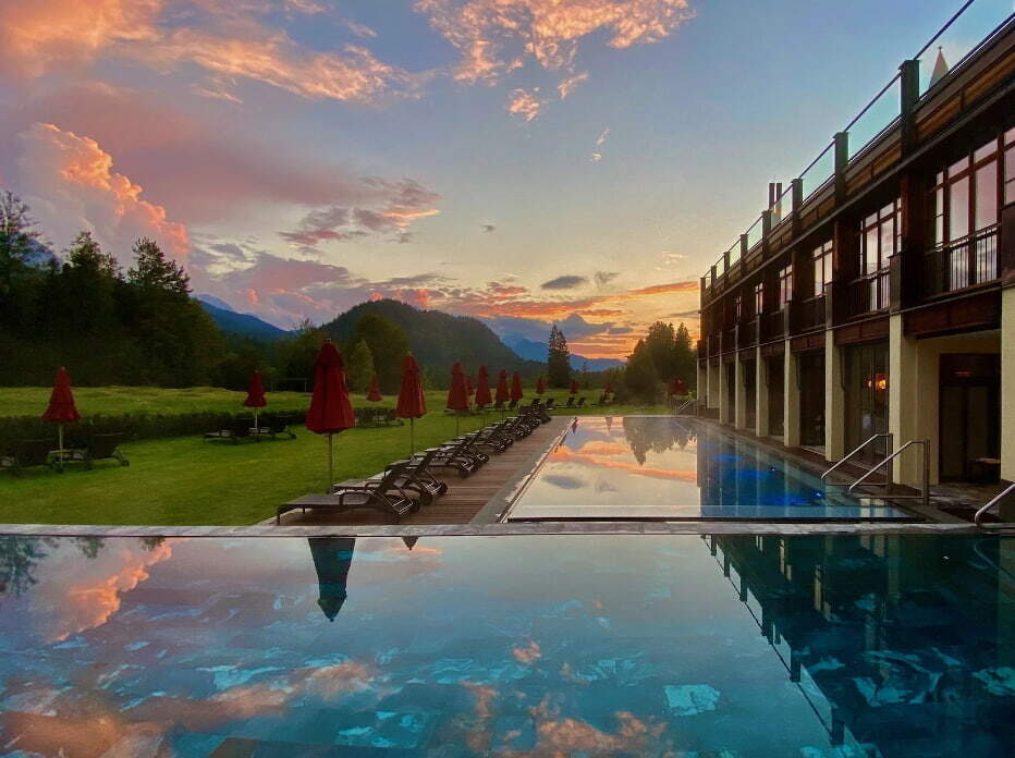 Schloss Elmau Pool bei Sonnenuntergang-1