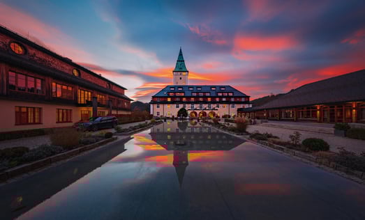 Sonnenuntergang vor dem Schloß Elmau