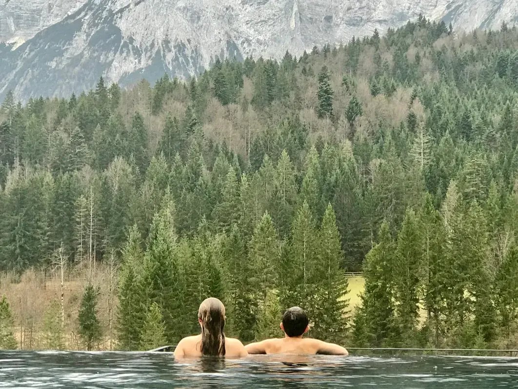 zwei Badende im Infinity Pool von Schloss Elmau