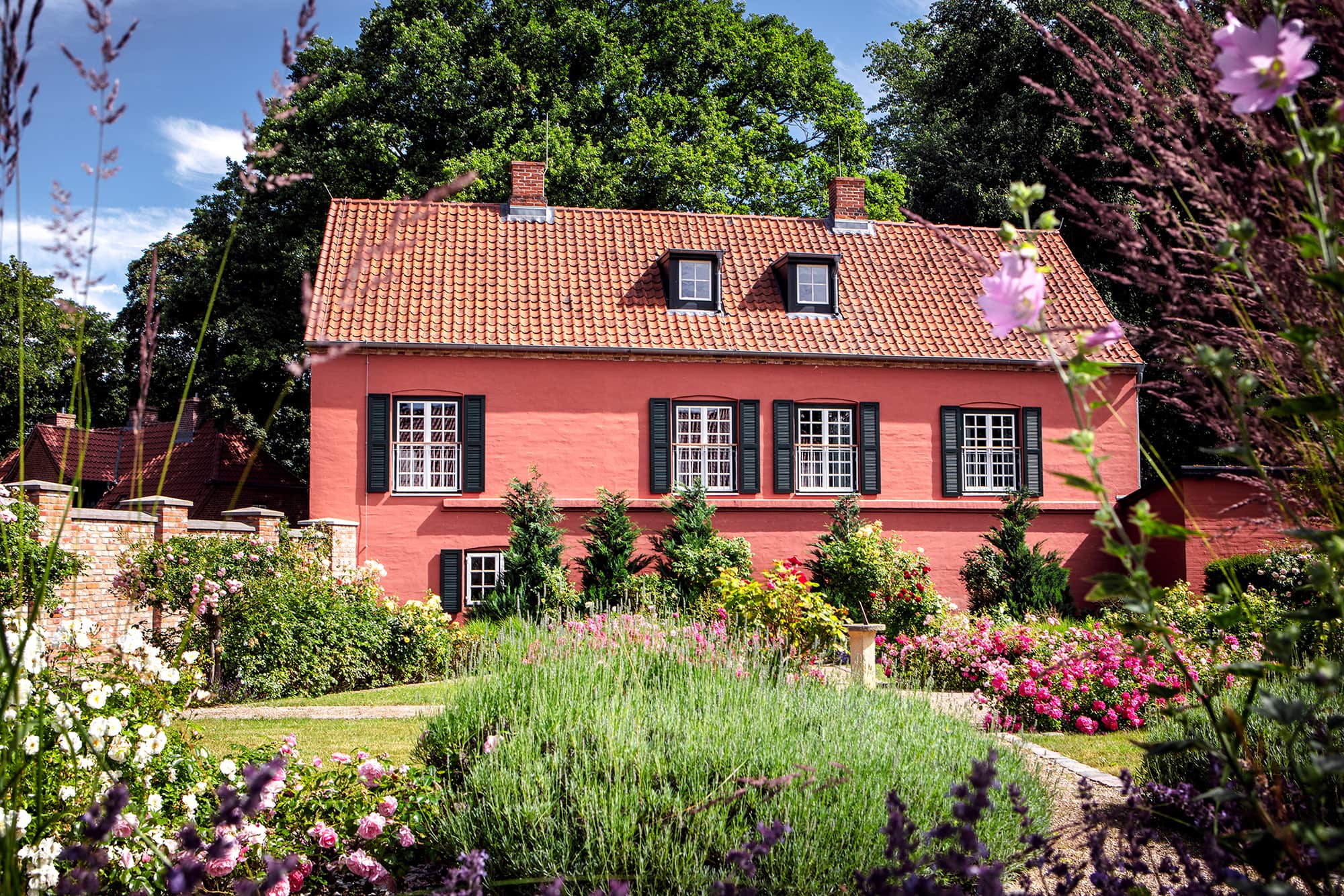 weissenhaus-deutschland-familienluxusreise-thefamilyproject-backhaus-aussenansicht