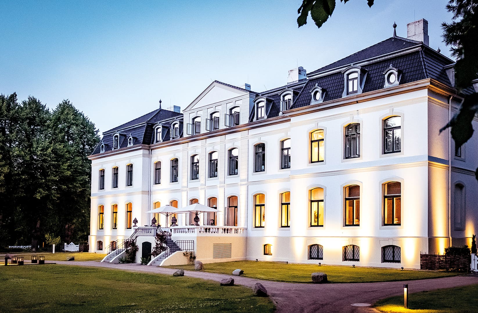 weissenhaus-deutschland-familienluxusreise-thefamilyproject-schlossterrasse