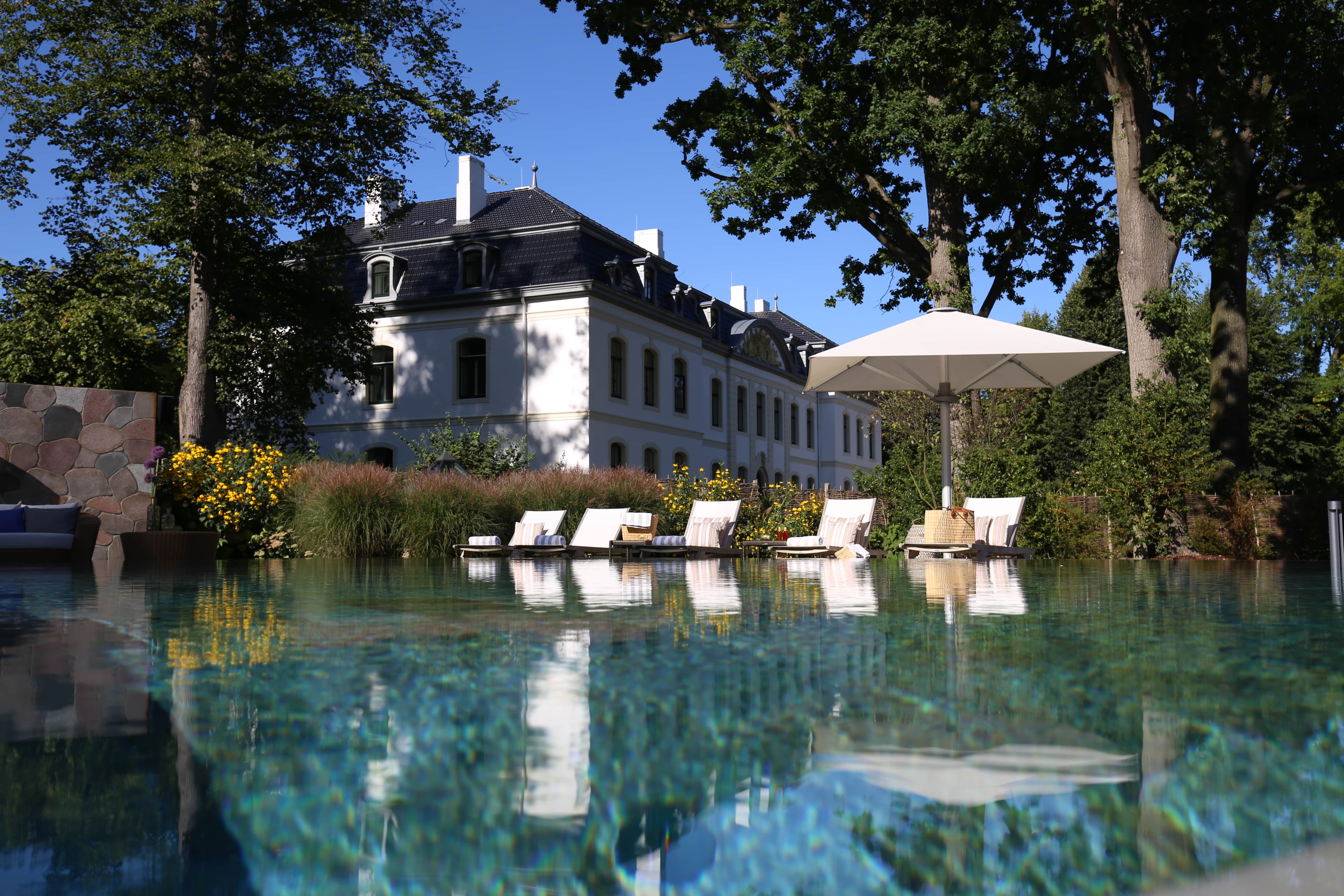 weissenhaus-deutschland-familienluxusreise-thefamilyproject-schlosstherme-aussenbereich