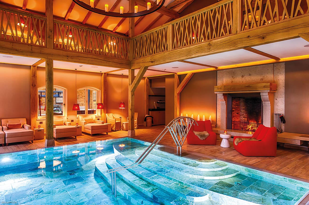 weissenhaus-deutschland-familienluxusreise-thefamilyproject-schlosstherme-innenpool