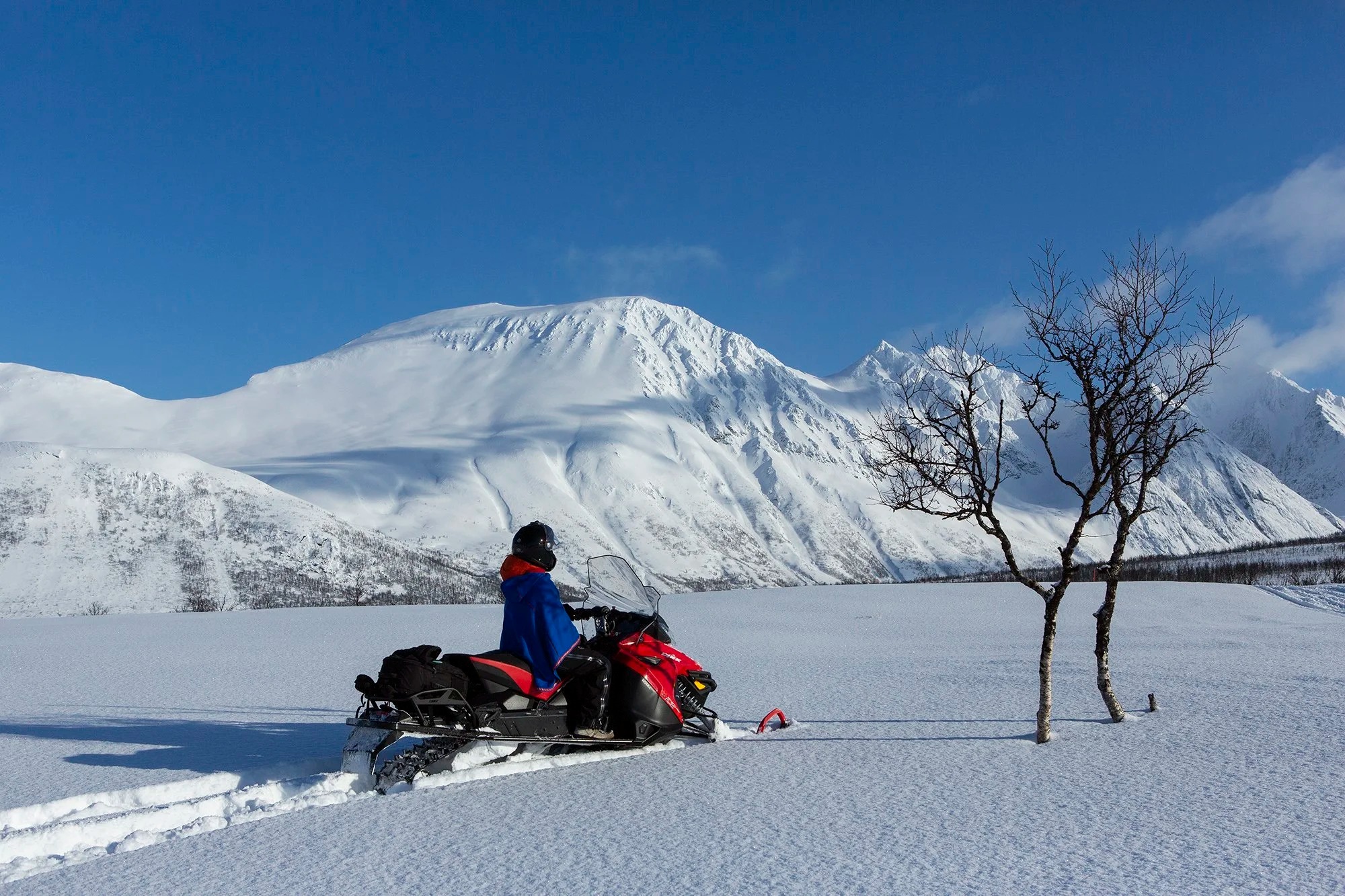 lyngen-experience-norwegen-familienluxusreise-thefamilyproject-aktivitaeten-schneemobil