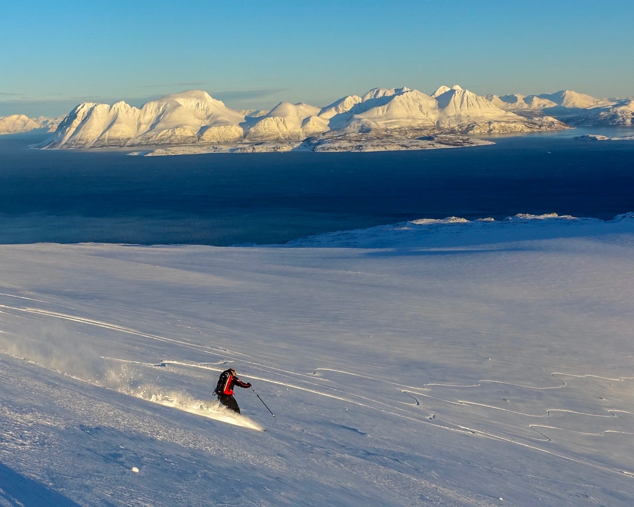 lyngen-experience-norwegen-familienluxusreise-thefamilyproject-aktivitaeten-skifahren