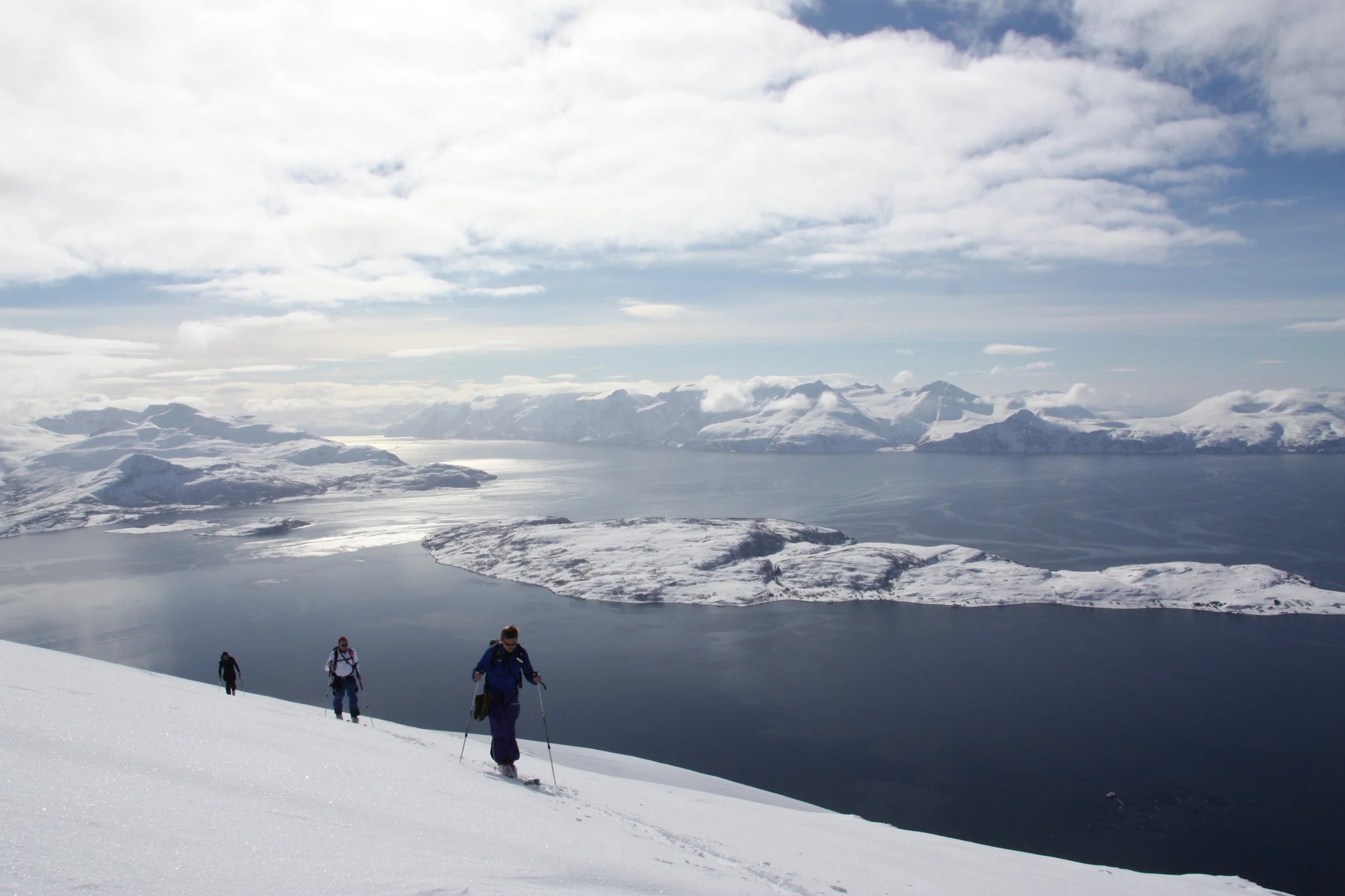 lyngen-experience-norwegen-familienluxusreise-thefamilyproject-aktivitaten-schnee