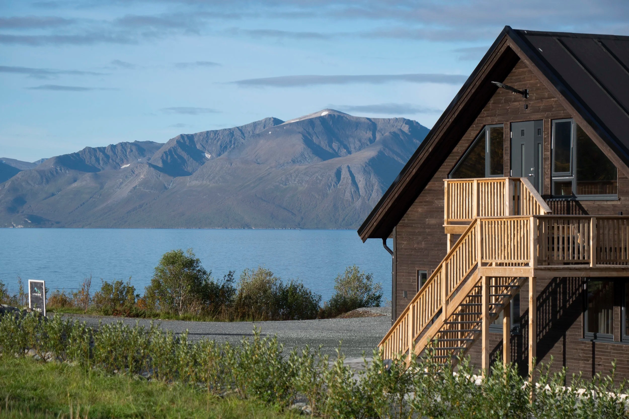 lyngen-experience-norwegen-familienluxusreise-thefamilyproject-anlage-sommer