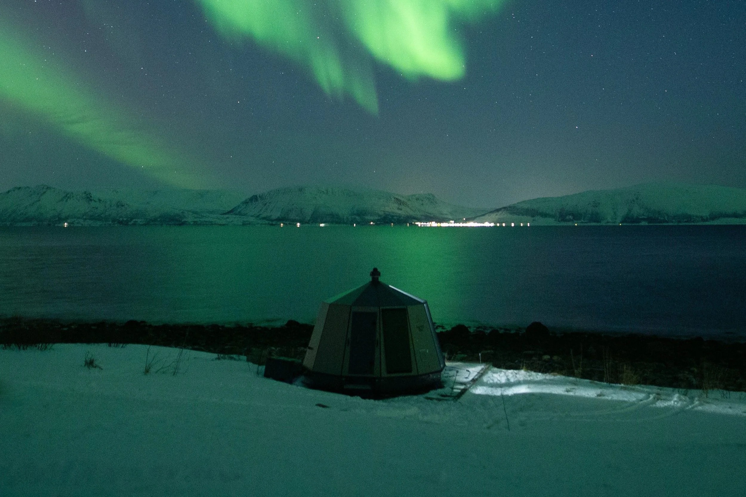 lyngen-experience-norwegen-familienluxusreise-thefamilyproject-aurorahut-aussenansicht