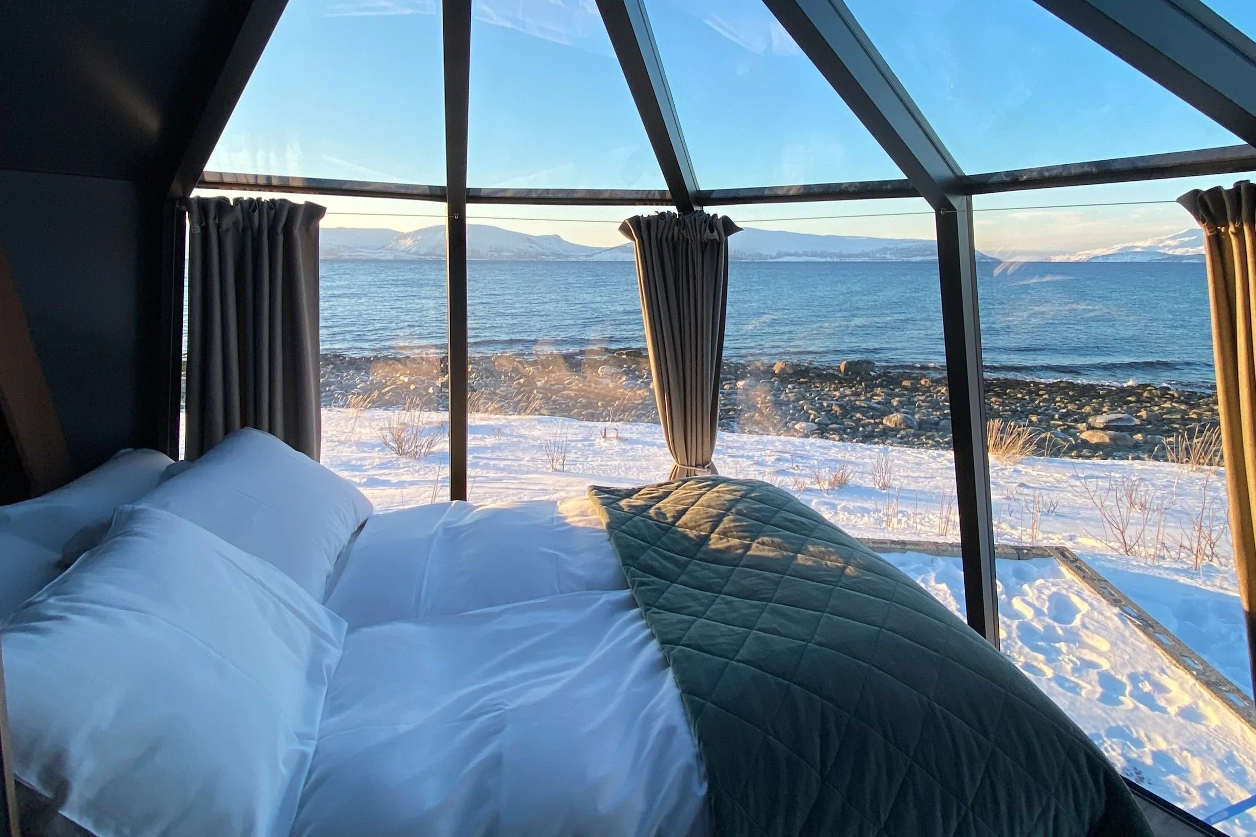 lyngen-experience-norwegen-familienluxusreise-thefamilyproject-aurorahut-bett