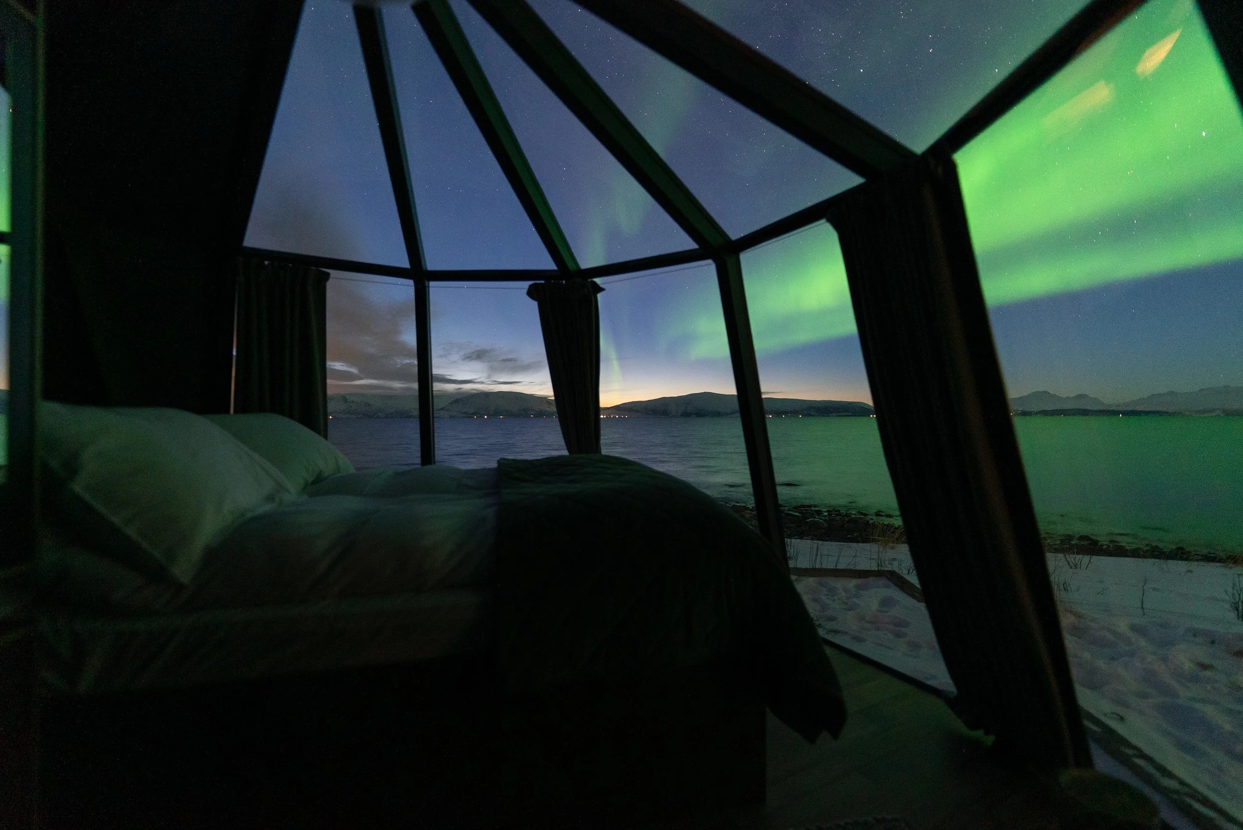 lyngen-experience-norwegen-familienluxusreise-thefamilyproject-aurorahut-nordlichter