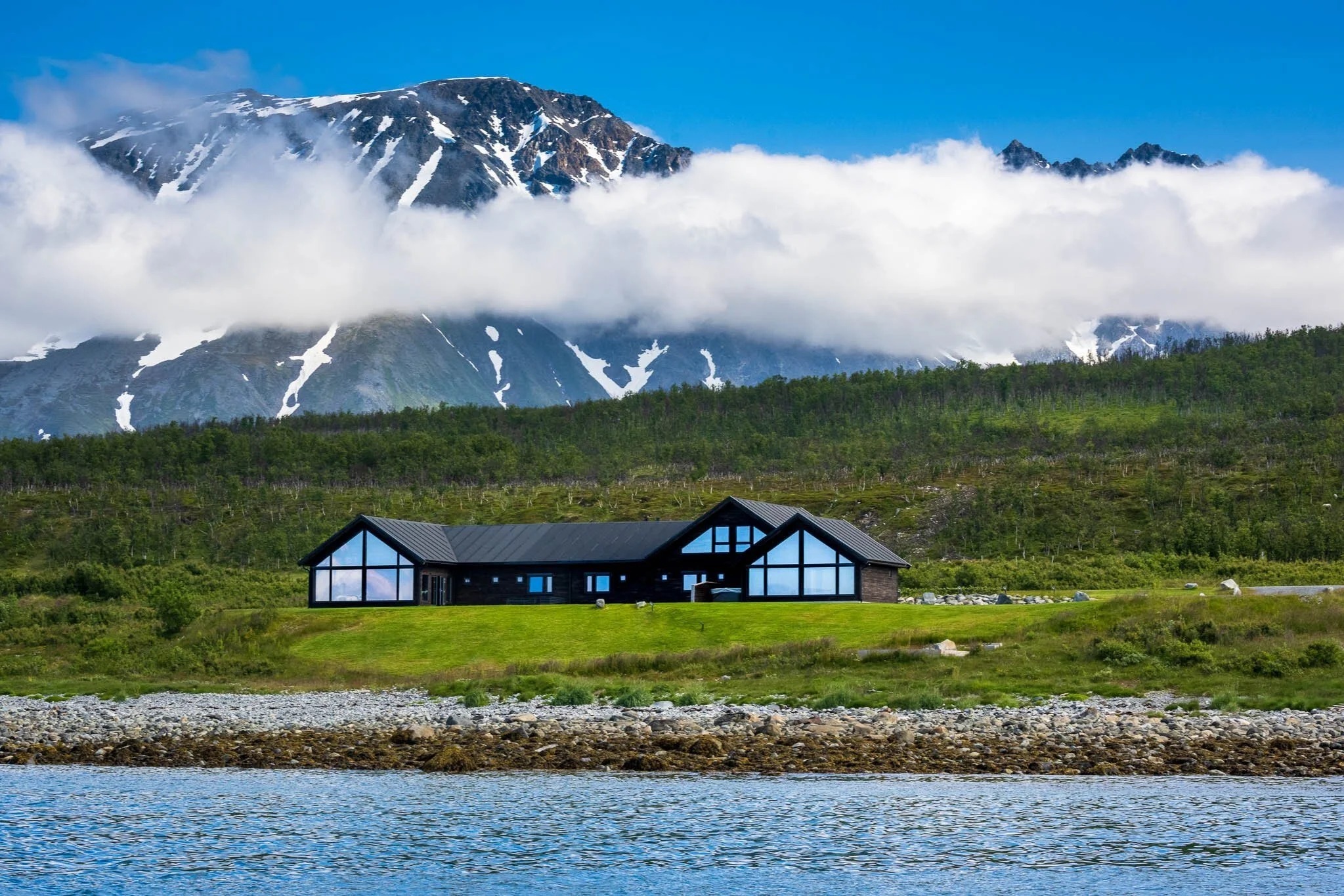 lyngen-experience-norwegen-familienluxusreise-thefamilyproject-lodge-sommer