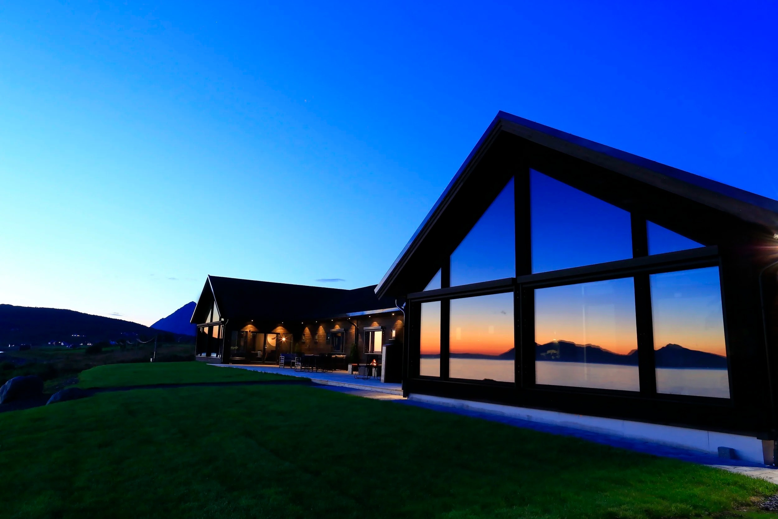 lyngen-experience-norwegen-familienluxusreise-thefamilyproject-lodge-sonnenaufgang