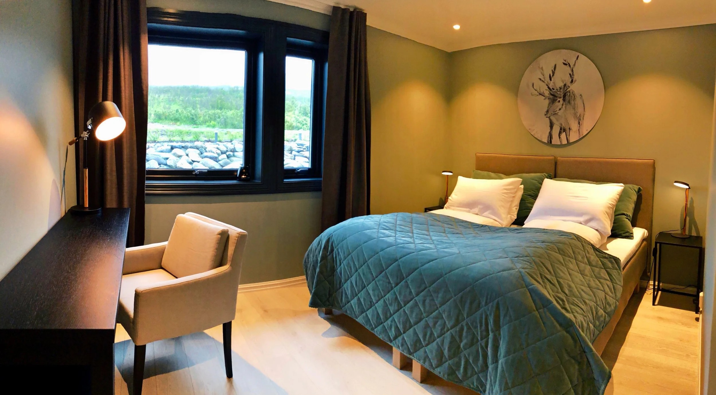 lyngen-experience-norwegen-familienluxusreise-thefamilyproject-schlafzimmer-doppelbett