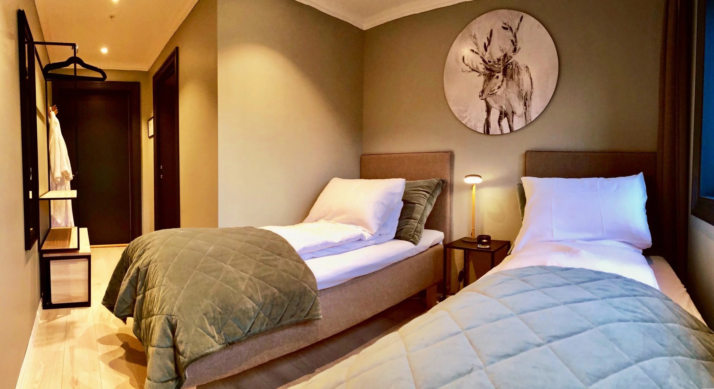 lyngen-experience-norwegen-familienluxusreise-thefamilyproject-schlafzimmer-einzelbetten