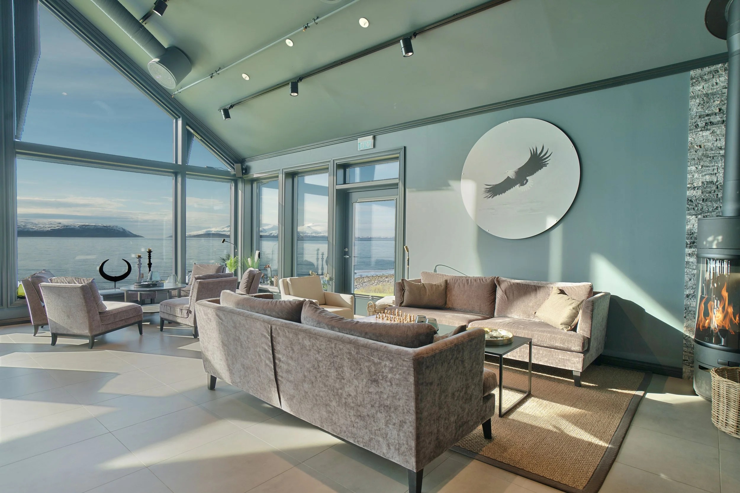 lyngen-experience-norwegen-familienluxusreise-thefamilyproject-wohnzimmer