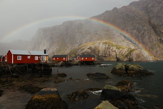 nusfjord-norwegen-familienluxusreisen-thefamilyproject-regenbogen-resort