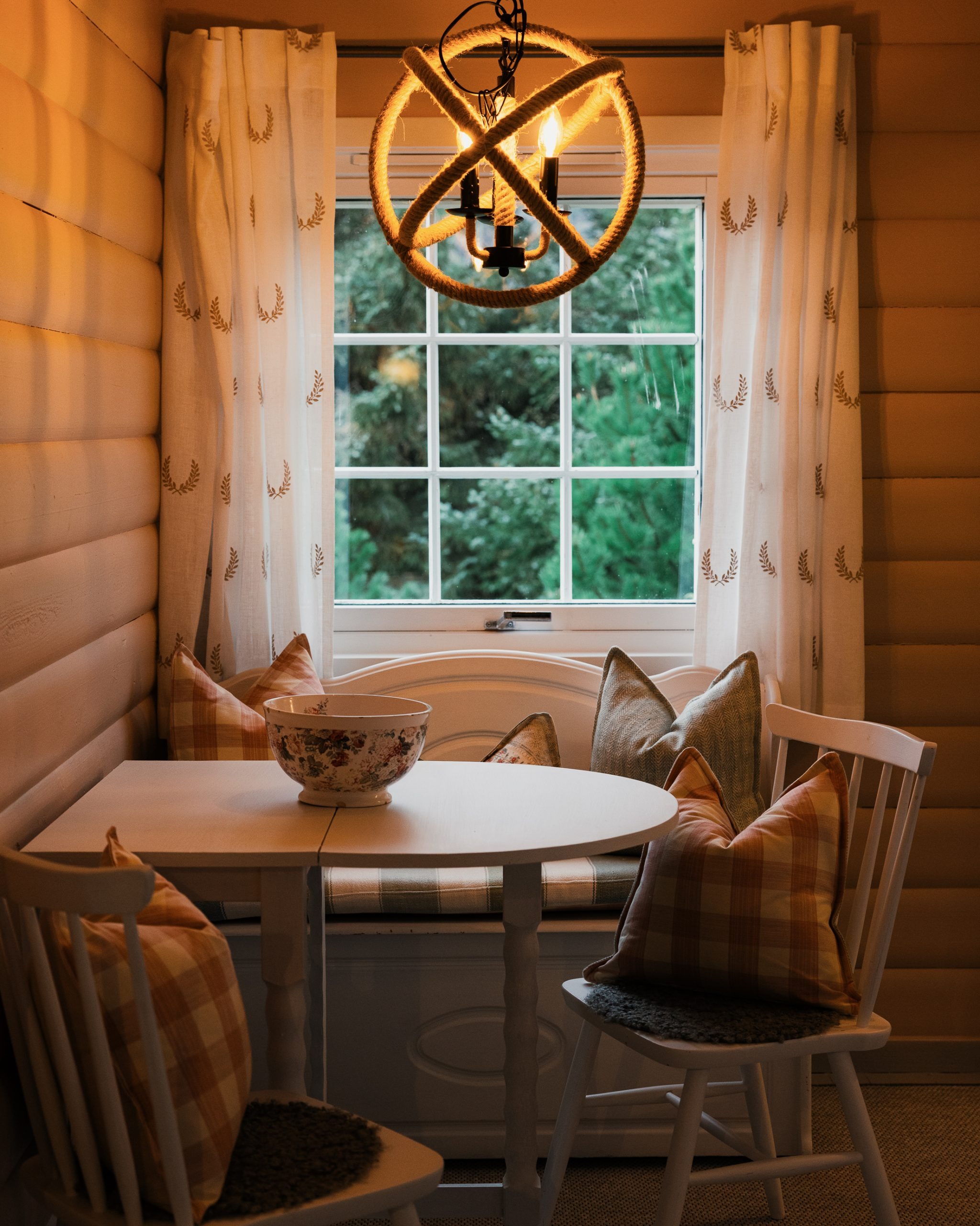 nusfjord-norwegen-familienluxusreisen-thefamilyproject-sitzecke