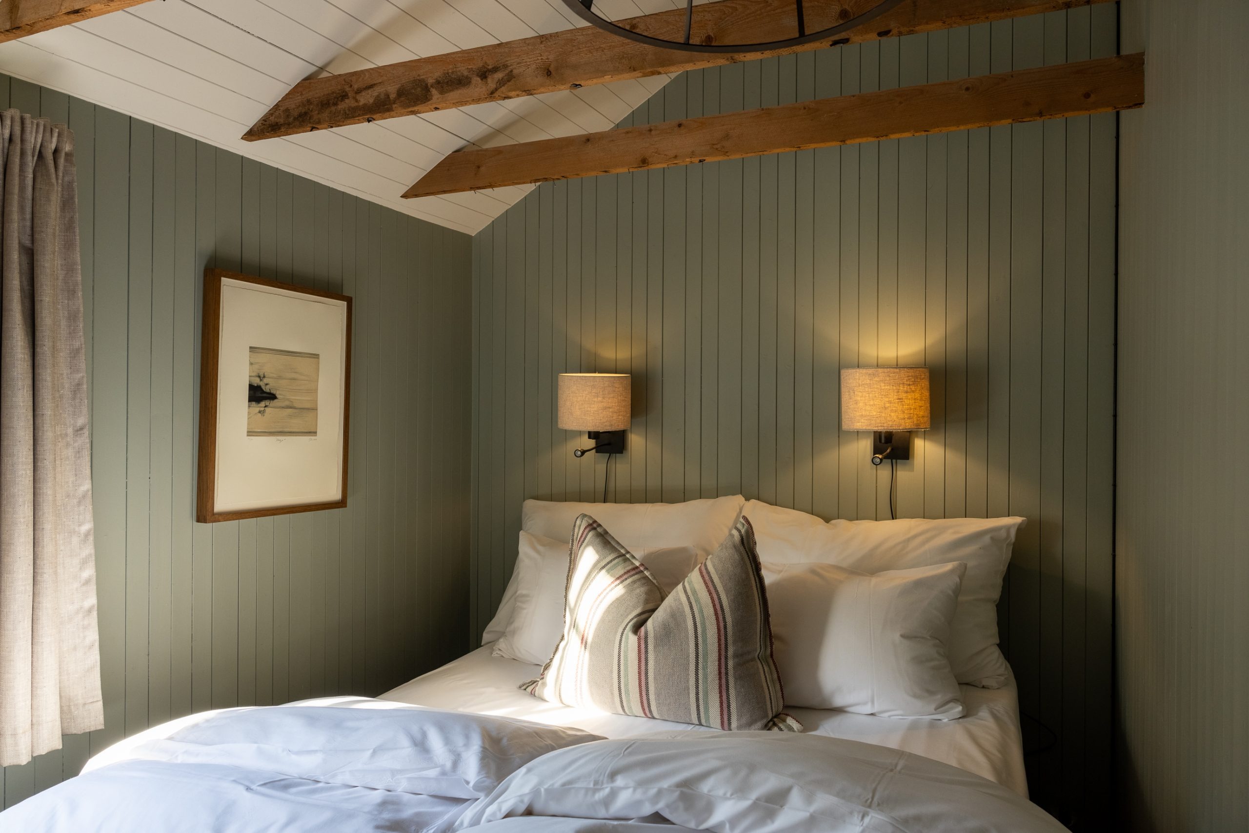 nusfjord-norwegen-familienluxusreisen-thefamilyproject-suite-bett