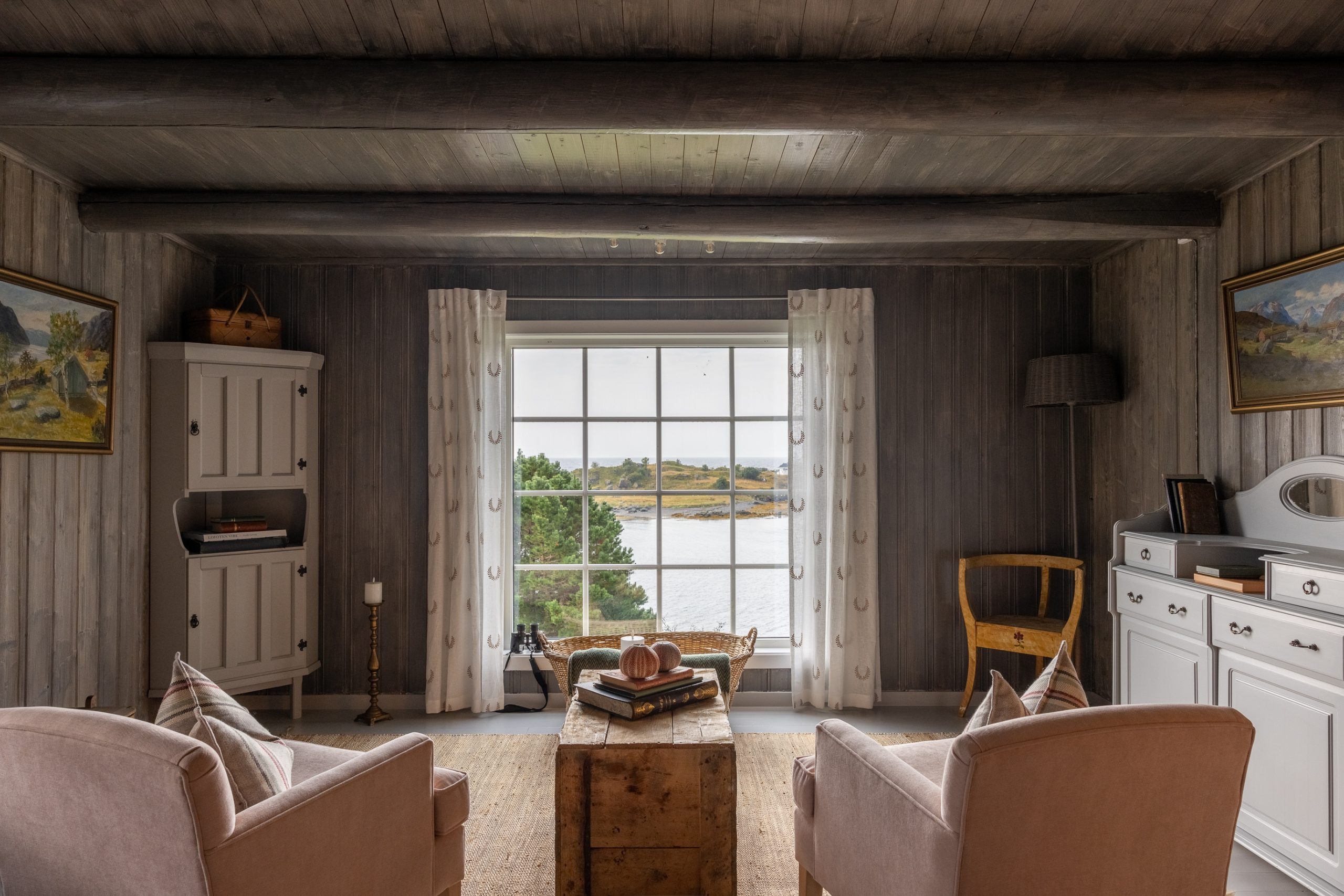 nusfjord-norwegen-familienluxusreisen-thefamilyproject-suite-wohnbereich