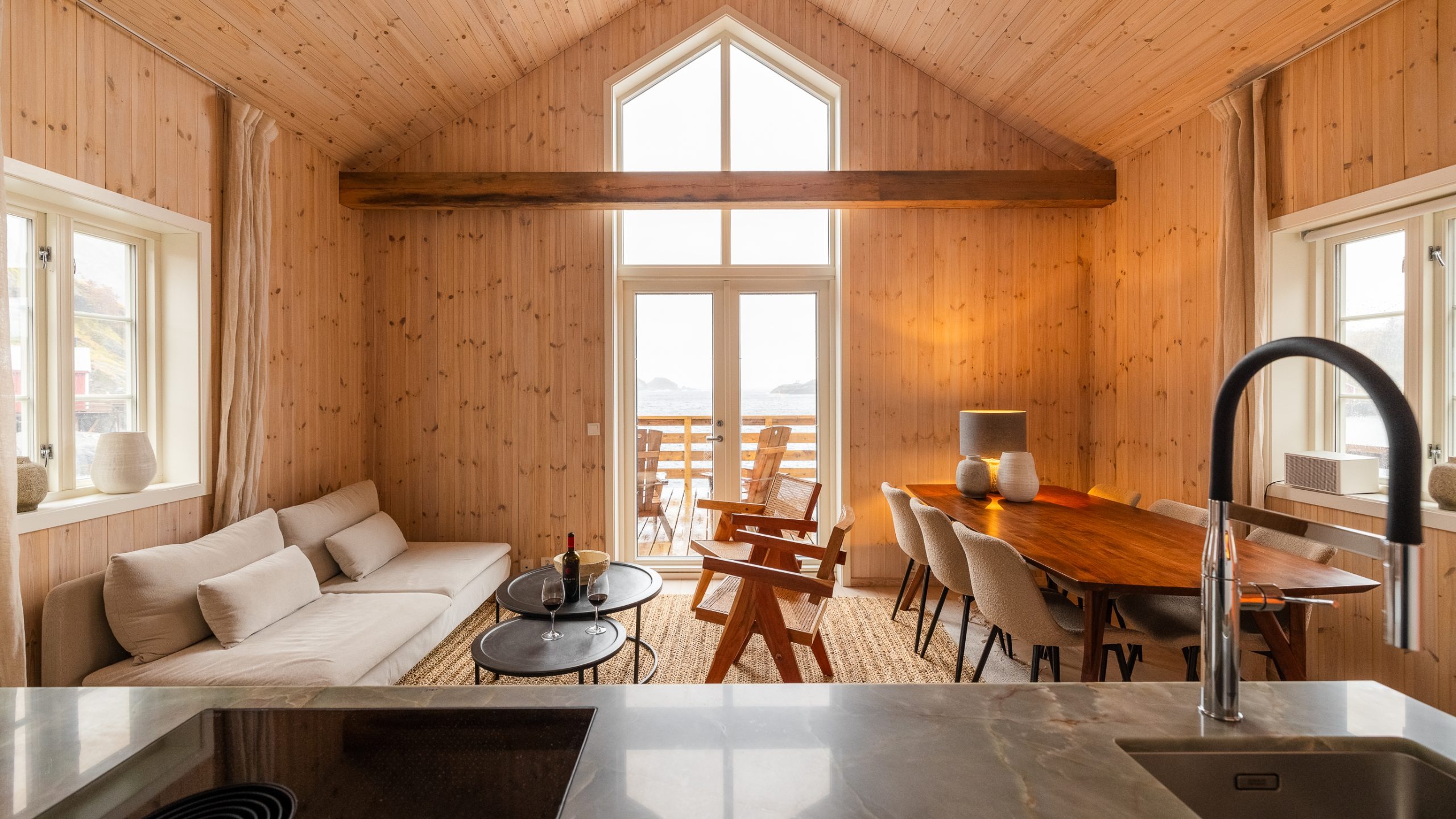 nusfjord-norwegen-familienluxusreisen-thefamilyproject-suite-wohnraum