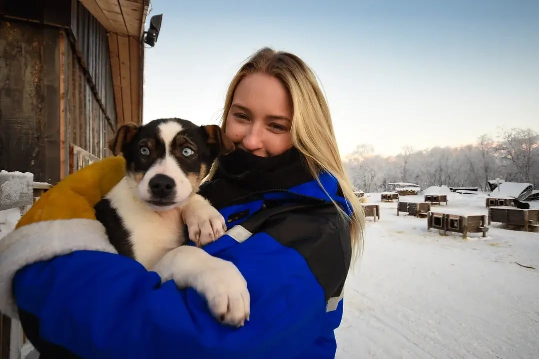 Snow Hotel Husky mit Mädchen