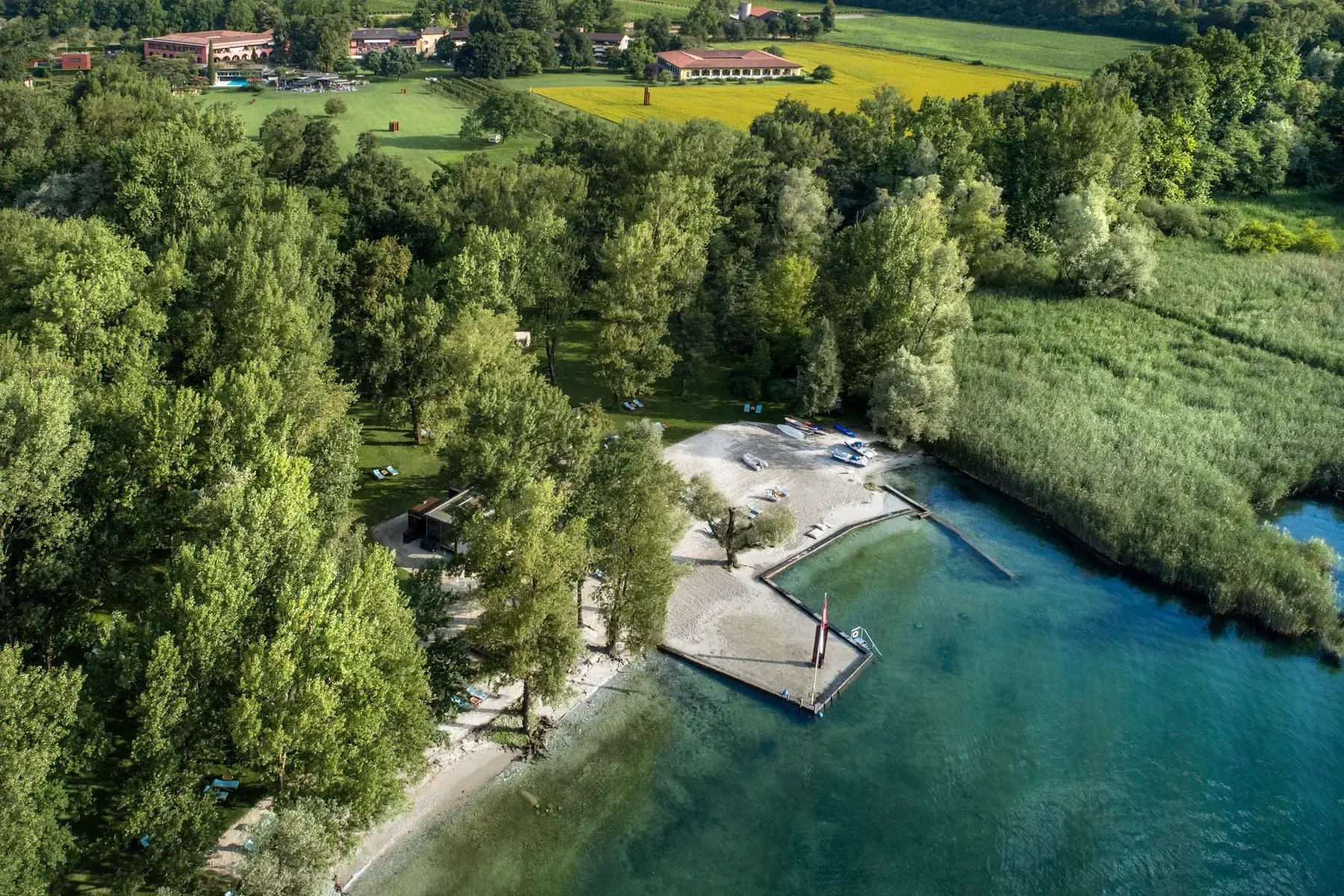 Lage eines Resorts am See aus der Vogelperspektive.