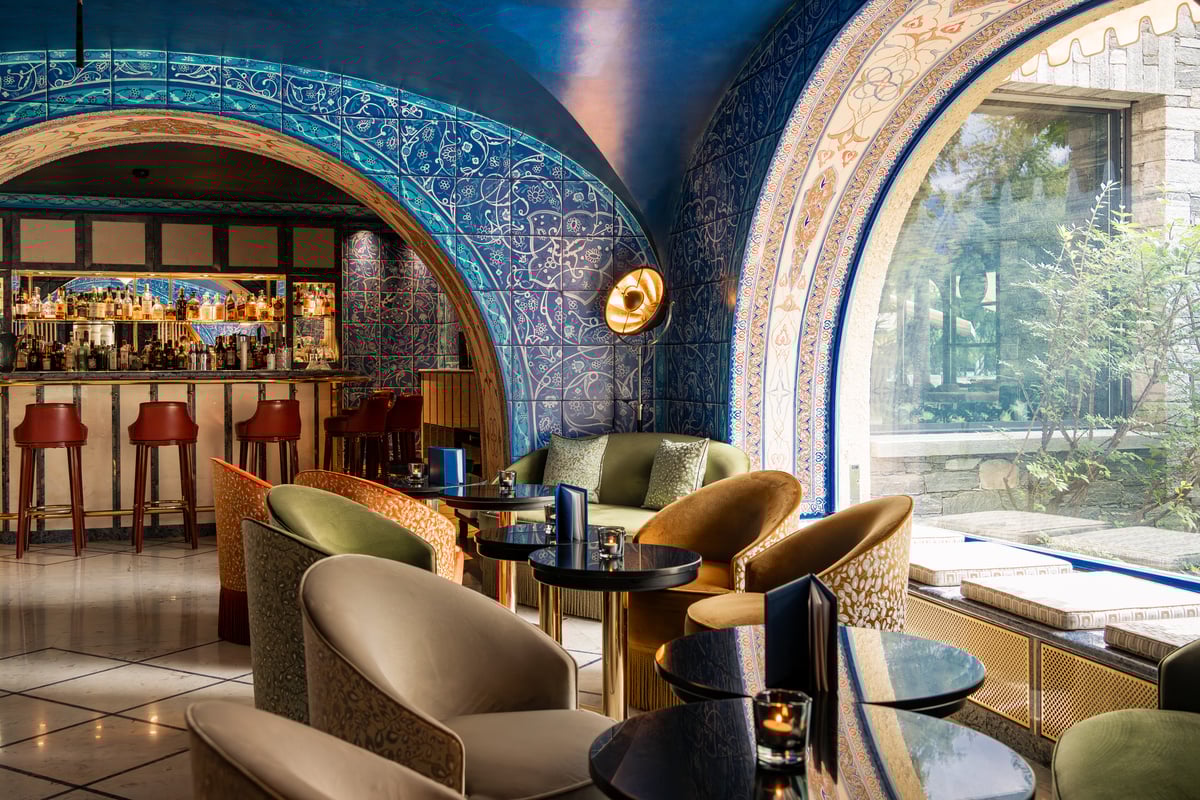 Bar in Blau gekachelten Bögen-Durchgängen.